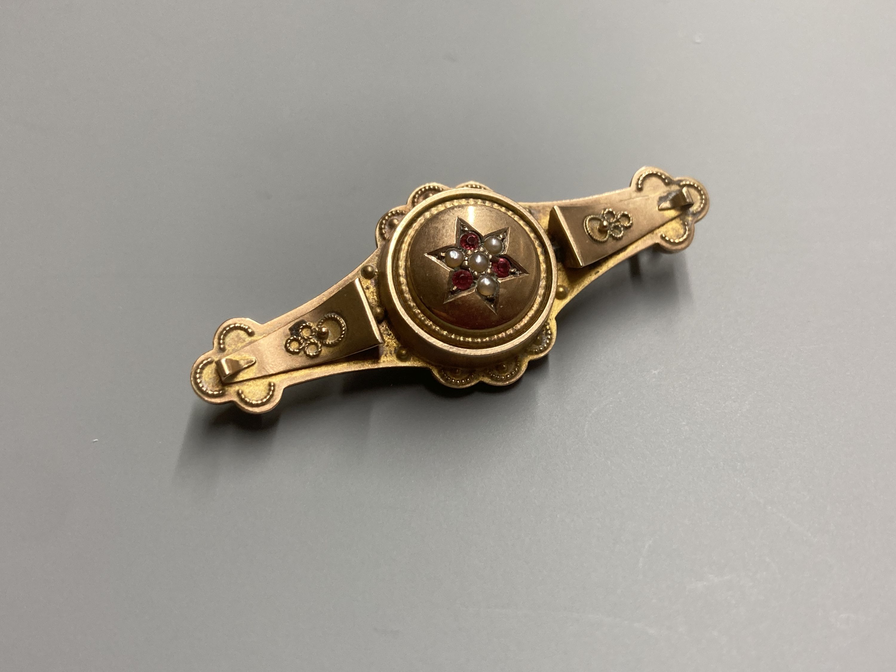 An Edwardian 9ct gold and gem set bar brooch, 47mm, gross 4.1 grams